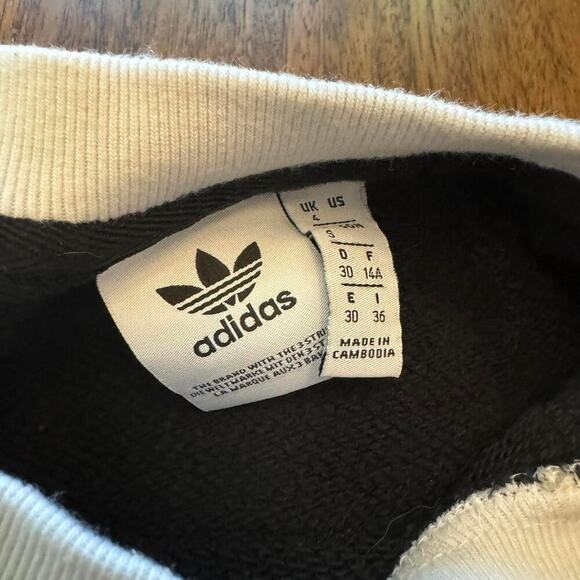 Black and white adidas cropped small - Picture 4 of 8